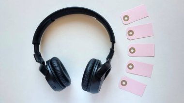Kara Cuma bayramı sürprizi! Siyah kulaklıklar promosyon ve yazıtlar için Kraft etiketleri. Kara Cuma tekliflerin için mükemmel.