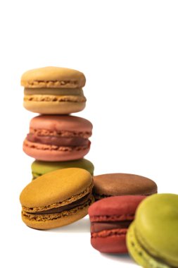 Makarnalar yakın çekimde. Makaron beyaz bir zemin üzerinde izole edilir, bu da canlı kırmızı rengini ve dokulu yüzeyini vurgular..