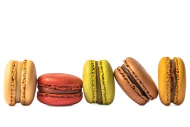 Makarnalar yakın çekimde. Makaron beyaz bir zemin üzerinde izole edilir, bu da canlı kırmızı rengini ve dokulu yüzeyini vurgular..