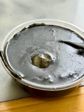 Pakette servis edilen siyah susamlı tatlı ve tang yuan.