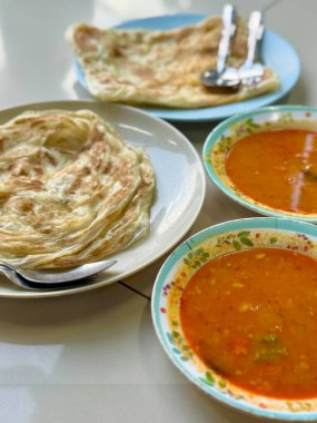 Geleneksel roti prata, Malezya 'da baharatlı dhal körili Güney Hindistan kahvaltısıyla servis edilir.