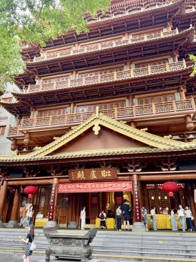Guangzhou, Çin - 2 Haziran 2025: Çin 'in Guangzhou kentindeki Dafo Tapınağı' nın (Büyük Buda Tapınağı) girişinde ziyaretçiler