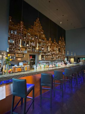 Saanen, İsviçre - 13 Haziran 2024 Huus Gstaad Oteli 'nin Lobisindeki Bar