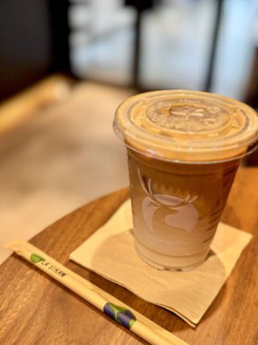 Nanxiang, Şangay, Çin - 30 Mayıs 2025 Luckin Kahve Kafe 'sinde eko-dostu pipetle servis edilen buzlu latte