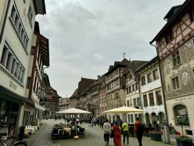 Stein am Rhein, İsviçre - 9 Haziran 2024 - Stein am Rhein Caddelerinde Yürüyen Turistler