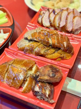 Pekin ördeği tabağı, kıtır derili ve dilimlenmiş göğüs eti kırmızı tabakta.