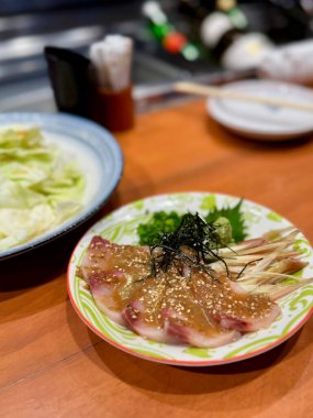 Izakaya 'da susam soslu Hamachi Sashimi