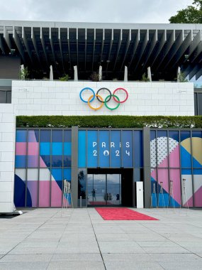 İsviçre 'nin Lozan kentindeki Olimpiyat Müzesi' nin ön girişi, Paris 2024 Olimpiyat Oyunları 'nın renkli tanıtım gösterisiyle kapı eşiğinin üzerinde Olimpiyat halkaları ve kırmızı bir halı sergileniyor..