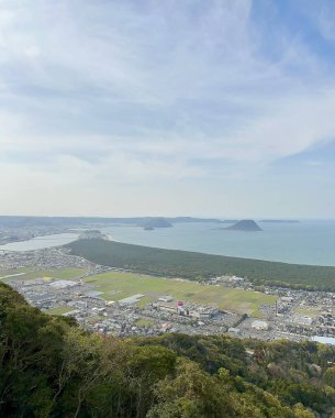 Saga, Japonya - 31 Mart 2023: Karatsu Kıyı Hattı. Kagami Gözlem Güvertesi