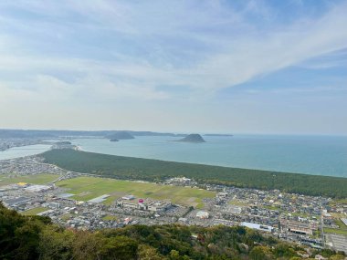 Saga, Japonya - 31 Mart 2013: Mt. Karatsu şehrine ve sahil şeridine bakan Kagami