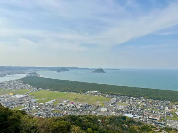 Saga, Japonya - 31 Mart 2013: Mt. Karatsu şehrine ve sahil şeridine bakan Kagami
