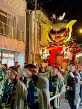 Karatsu, Japonya - 3 Kasım 2023: Karatsu Kunchi Festivali sırasında Shutendoji 'yi Minamoto no Raiko no Kabuto Hikiyama' ya çeken katılımcılar