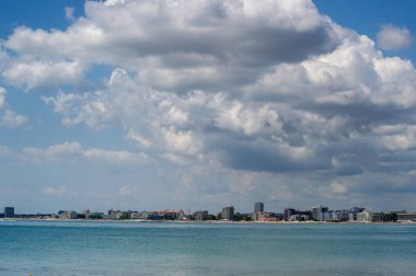 Bulgaristan 'ın Nesebar kenti ve deniz üzerindeki bulutlar