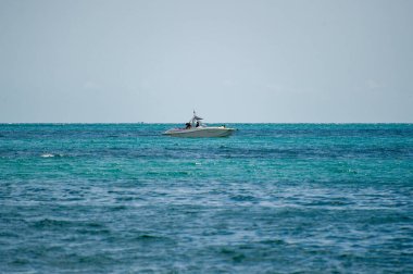 Bulgaristan 'ın Sunny plajında denizde bir sürat teknesi