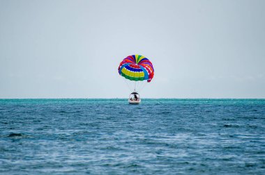 Bulgaristan 'ın Sunny plajında denizde bir sürat teknesi