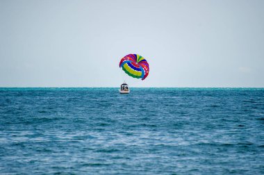 Bulgaristan 'ın Sunny plajında denizde bir sürat teknesi