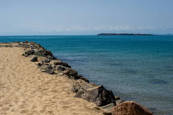 Bulgaristan 'da plaj ve kayalar