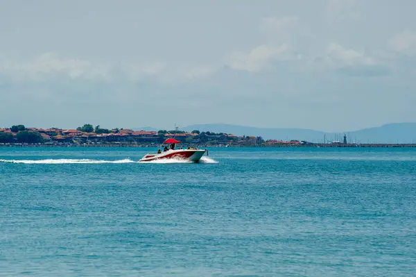 Bulgaristan 'da denizde bir sürat teknesi. Arka planda yaşlı Nesebar var.