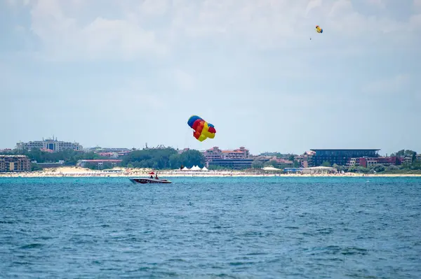 Bulgaristan 'ın Sunny plajında denizde bir sürat teknesi