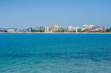 Bulgaristan 'ın deniz manzaralı güneşli plajı