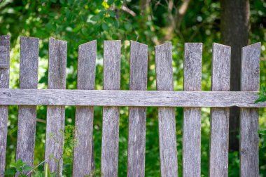 Eski ahşap çitler ve yeşil çimenler