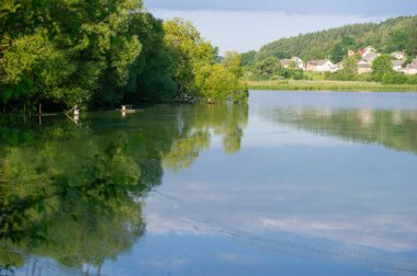 Ormandaki göl suyu yansıtıyordu.