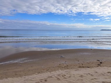 Bulgaristan 'da deniz üzerinde gün batımı suya yansıdı