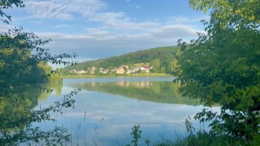 Ukrayna 'daki sakin göl manzarası