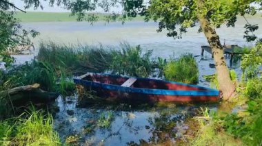 Lal kıyısında ahşap renkli bir tekne.