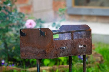 Barbeküde yanan ateş.