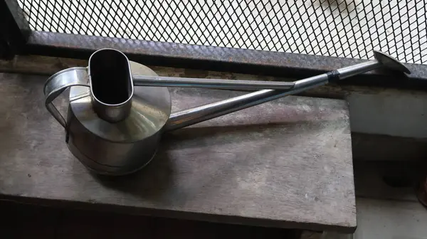 Ev bahçesindeki bitkiler için bir su bidonu.