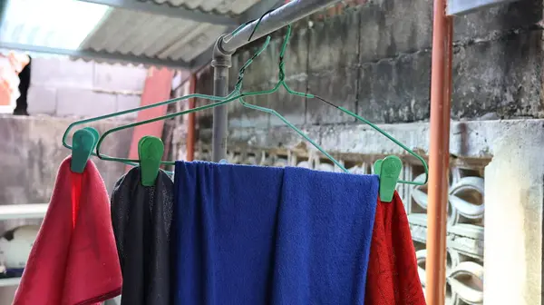 Renkli Havlular ve Giysiler Çamaşır ipinde Kuruyor