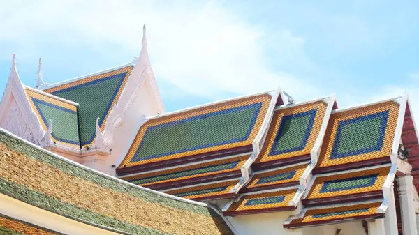 Geleneksel Tayland tapınağı çatısına yakın plan renkli kiremitler ve karmaşık tasarım.