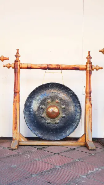 Ahşap tribünlerde asılı geleneksel Tayland gongları, Budist tapınaklarında ve kültürel törenlerde bulunan bir müzik aleti.