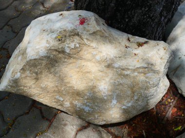 Bahçe dekorasyonu için büyük beyaz taşlar.