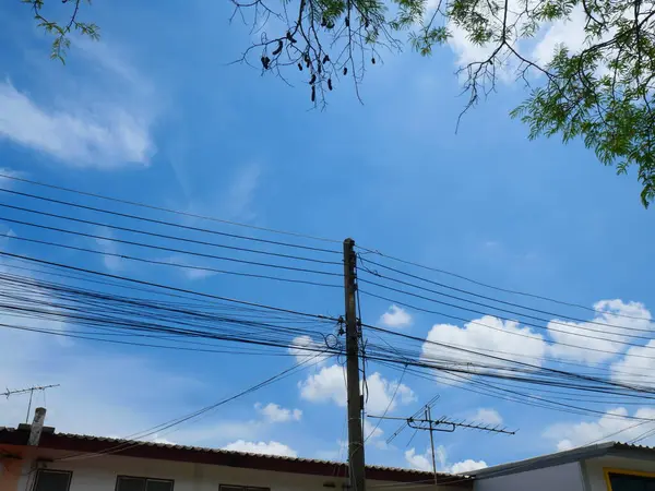 Tayland 'daki Kentsel Altyapı ve Tropikal Doğa' nın Çelişkili Dokuları ve Biçimleri