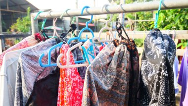 Taze yıkanmış giysiler güneşin altında çamaşır ipinde kuruyor.