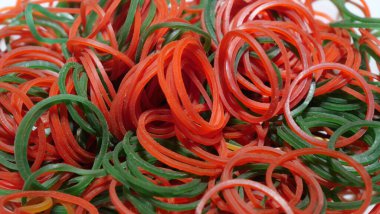 Plastik poşetleri mühürlemek için kullanılan lastik bantlar