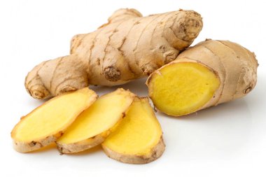 Beyaz arkaplanda taze zencefil