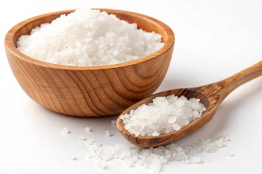 Kaşık ve kase ile deniz tuzu.