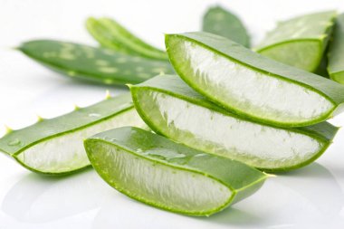 Beyaz arkaplanda Aloe vera