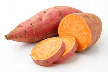 Beyaz arka planda taze tatlı patates..