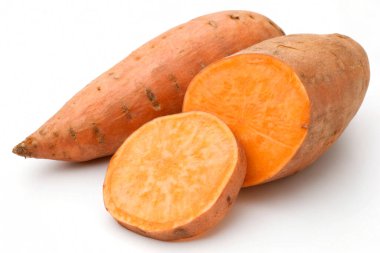 Beyaz arka planda taze tatlı patates.