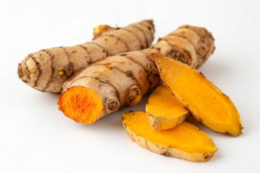 Beyaz arkaplanda taze zerdeçal kökü