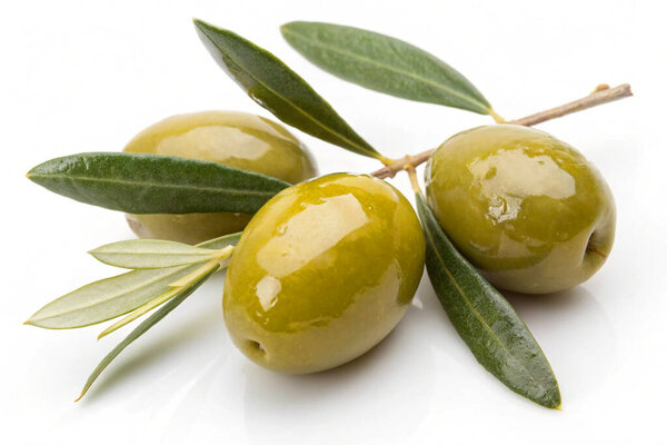 Оливки на белом фоне
