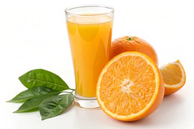 Beyaz arka planda turuncu ile portakal suyu