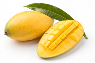 Beyaz arkaplanda sarı mango izole edilmiş