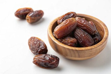 Beyaz arka planda kurutulmuş tarihler