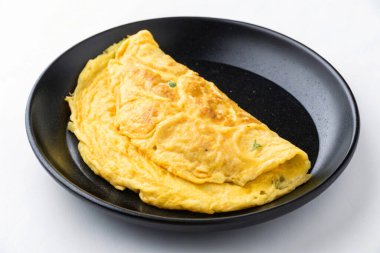 omlet beyaz zemin üzerine