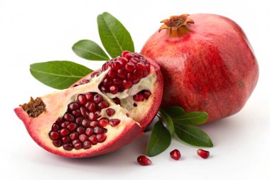 beyaz zemin üzerine taze nar